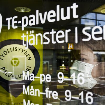 Asiakas astuu Helsingin Työllisyyden palvelutorille Pasilan TE-toimistoon 28. heinäkuuta.