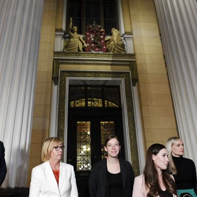 Valtiovarainministeri Matti Vanhanen (vas), oikeusministeri Anna-Maja Henriksson, opetusministeri Li Andersson, pääministeri Sanna Marin, sisäministeri Maria Ohisalo sekä tiede- ja kulttuuriministeri Annika Saarikko.