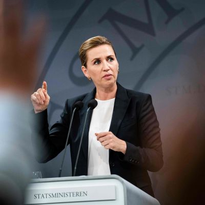 Kuvassa on Mette Frederiksen.
