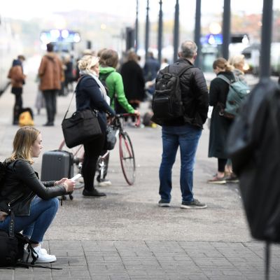 Matkustajia Helsingin Rautatieasemalla.