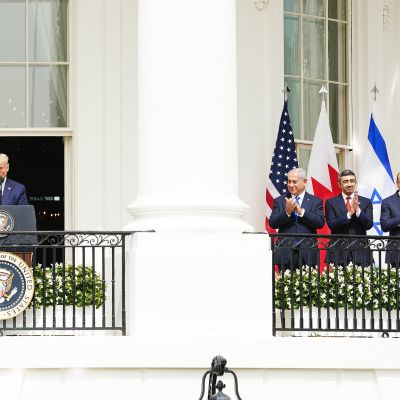 Donald Trump, Benjamin Netanjahu, Abdullah bin Zayed ja Abdulatif al-Zayani tiedotustilaisuudessa Washingtonissa.