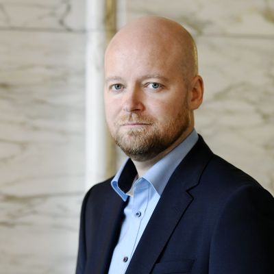 Vasemmistoliiton kansanedustaja Jussi Saramo eduskunnan valtiosalissa Helsingissä 29. syyskuuta 2020.