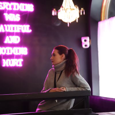 Turkulaisen yökerho Studion ravintolapäällikkö Jasmin Kettunen, taustalla neonvaloissa teksti "Everything was beautiful and nothing hurt"