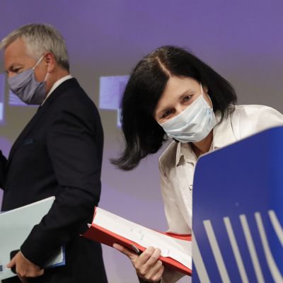 Kuvassa ovat Vera Jourova ja Didier Reynders.