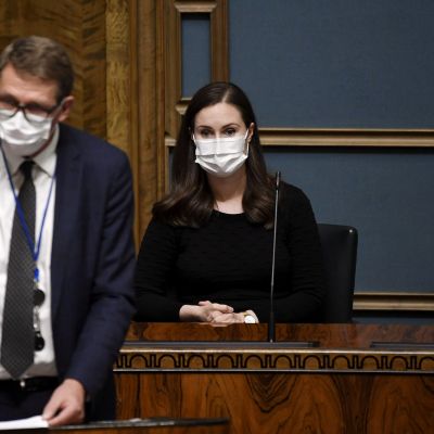 Pääministeri Sanna Marin (SDP) kuuntelee, kun valtiovarainministeri Matti Vanhanen (kesk.) vastaa opposition välikysymykseen eduskunnan täysistunnossa Helsingissä 30. syyskuuta 2020.