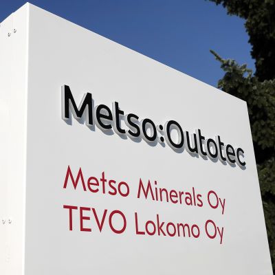 Kuvassa on Metso Outotecin kyltti.