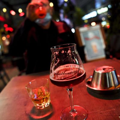 Asiakas nauttii alkoholia helsinkiläisen Ölhus Köbenhaven -ravintolan ulkoterassilla keskiviikkona 30. syyskuuta 2020.