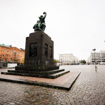 Suomen Vapaudenpatsas autiolla Vaasan torilla 6. lokakuuta 2020.