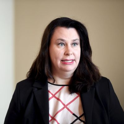 Perustuslakivaliokunnan puheenjohtaja Johanna Ojala-Niemelä perustuslakivaliokunnan tiedotustilaisuudessa eduskunnassa Helsingissä 14. heinäkuuta 2020
