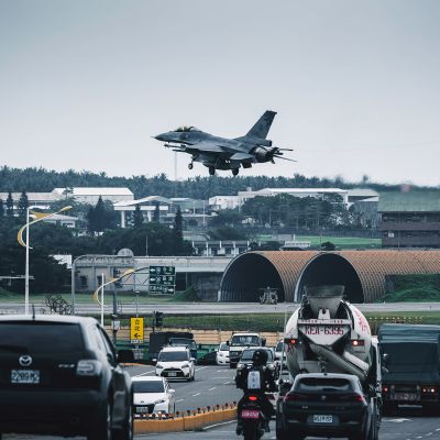 Kuvassa F16-hävittäjä laskeutuu Taiwanissa.