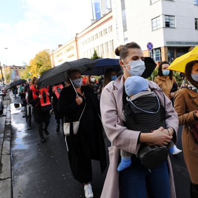 Kuvassa puolalaiset naiset marssivat tiukentuvaa aborttilakia vastaan.