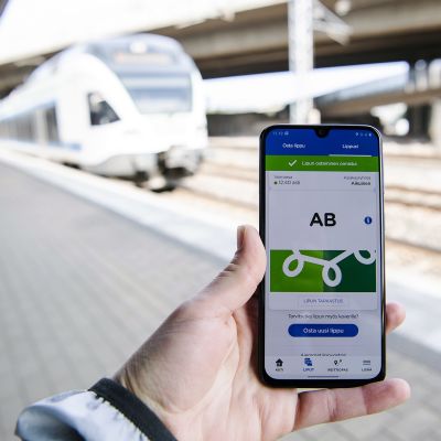 Matkalippu HSL:n sovelluksessa puhelimessa.