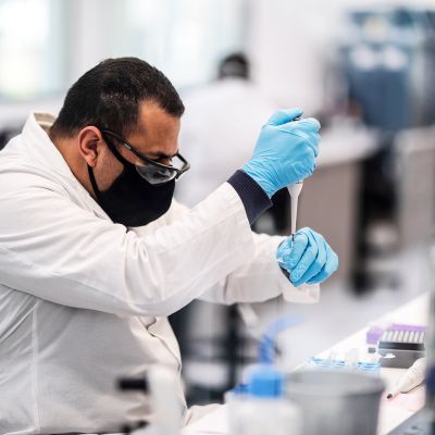 AstraZenecan rokotetta testataan mAbxience-laboratoriossa, Garinissa, Argentiinassa.