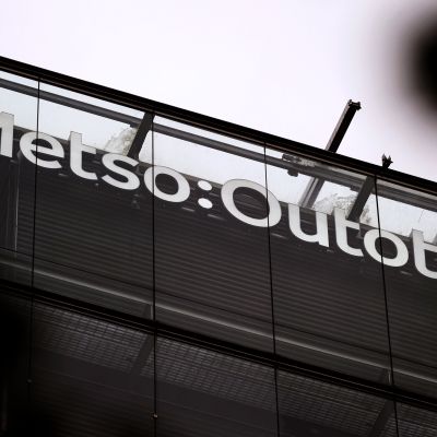 Metso Outotecin logo Helsingissä.