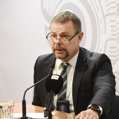 KRP:n päällikkö Robin Lardot Keskusrikospoliisin tiedotustilaisuudessa KRP-talossa Vantaalla sunnuntaina 25. lokakuuta 2020