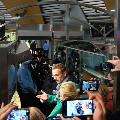 Venäläinen oppositiojohtaja Alexei Navalny passintarkastuksessa Moskovan lentokentällä.