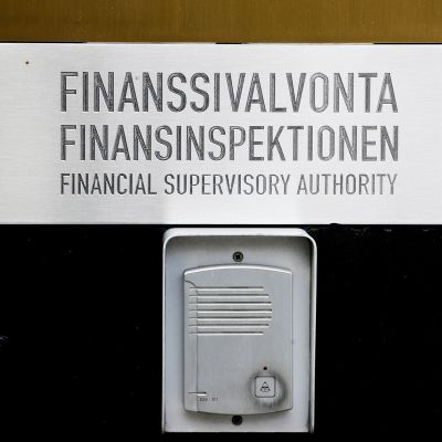 Finanssivalvonnan kyltti josta voi soittaa summeria ja puhua ovipuhelimella.
