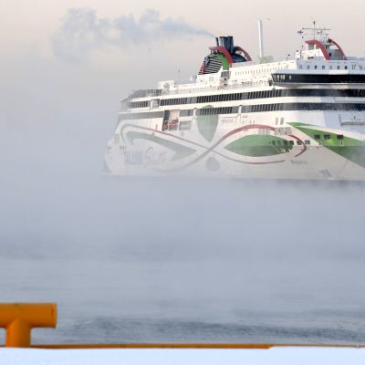 Tallink Siljan Megastar-matkustajalaiva merisavun keskeltä.