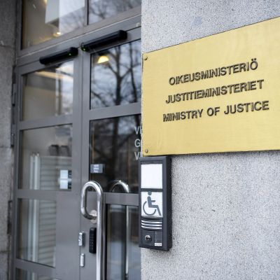 Oikeusministeriön sisäänkäynti ja kyltti Helsingissä.