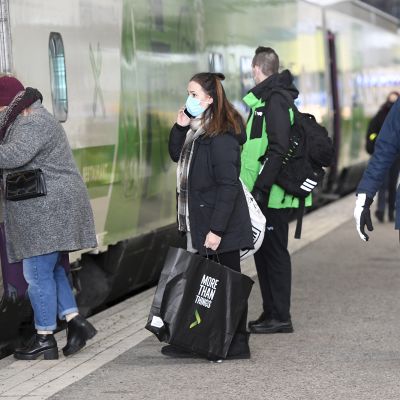 Hiihtoloman menoliikennettä Rautatieasemalla Helsingissä 19. helmikuuta 2021.