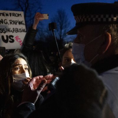 Ihmisiä ja poliiseja muistotilaisuudessa Lontoossa.