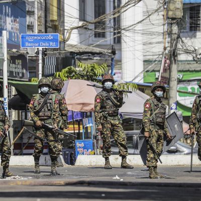 Myanmarin armeijan sotilaita Yangonin kadulla.