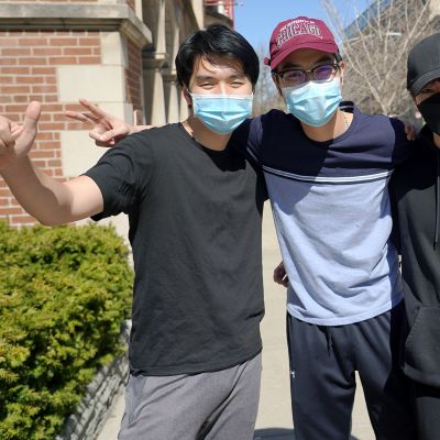 Opiskelijat Raikun Liang (vas.) Peter Yung (kesk.) ja Sam Chai (vas.) poseeraavat kameralle.