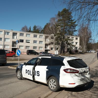 Poliisiautoja rikospaikalla Turun Pernossa.