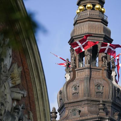 Christiansborgin linnassa liehuu tanskan liput.