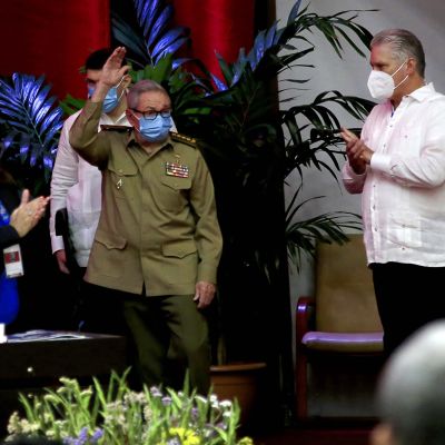 Miguel Diaz-Canel Bermudez taputtaa.