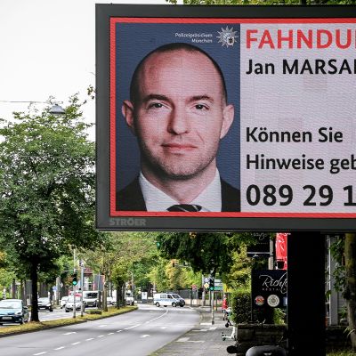 Jan Marsalekia koskeva etsintäkuulutuskyltti kadun varressa.