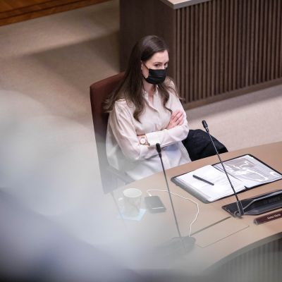 Sanna Marin Säätytalon neuvotteluhuoneessa.
