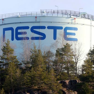 Neste Oyj:n Naantalin jalostamon öljysäiliö.