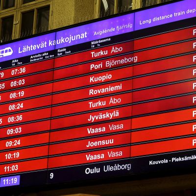 Lähtevien kaukojunien aamun perutut vuorot näkyvät näytöllä Helsingin Rautatieasemalla varhain perjantaiaamuna 21. toukokuuta.