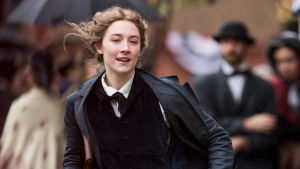 Täältä tullaan elämä. Jo March (Saoirse Ronan) marscherar målmedvetet genom livet. Jo March på marsch genom staden.