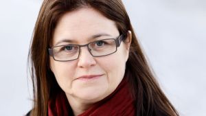 Anna-Maria Helsing var den första kvinnan som utnämndes till chefsdirigent för en finländsk symfoniorkester. En mörkhårig kvinna med glasögon.
