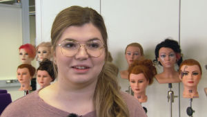 Praktiken har övertygat Johanna Sundqvist om att hon har valt rätt yrke. Ung kvinnlig frisörstuderande står framför modelldockor
