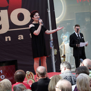 Virpi Piippo esiintymässä Turun Tangomaratonilla.