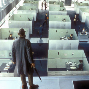 Herra Hulot (Jacques Tati) tarkastelee modernia maisemaa. Kuva elokuvasta Playtime (1967).