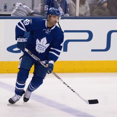 Nazem Kadri luistelee jäällä.