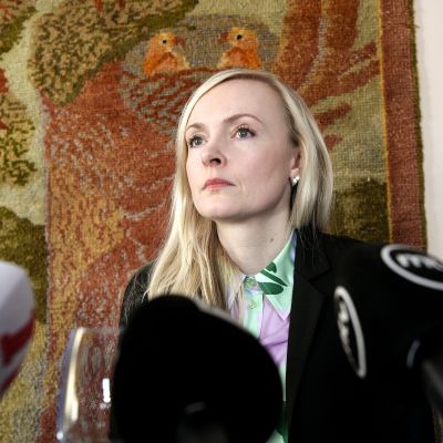 Maria Ohisalo Politiikan toimittajien yhdistyksen vieraana Helsingissä.