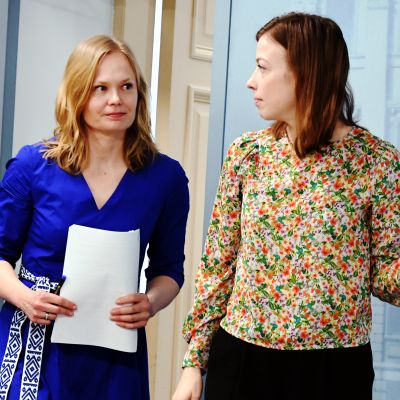 Hanna Kosonen ja Li Andersson hallituksen tilannekatsauksessa torstaina.