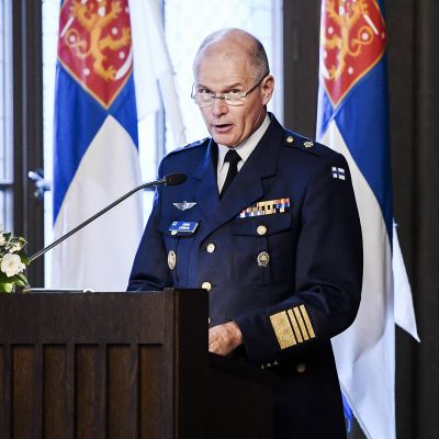 Kuvassa puolustusvoimain entinen komentaja Jarmo Lindberg.