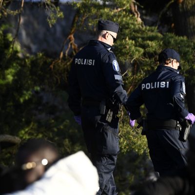 Poliisi valvoo Hietaniemen uimarannalla kouluvuoden päätöksen juhlimista.