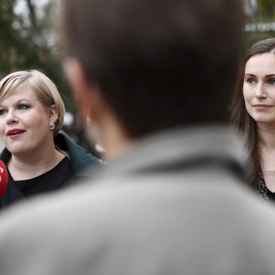 Pääministeri Sanna Marin (oik.) ja tiede- ja kulttuuriministeri Annika Saarikko saapuivat hallituksen talousarvioneuvotteluiden kolmannen päivän istuntoon.