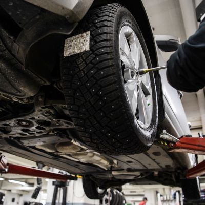 Auton renkaita vaihdetaan autohuoltamolla.