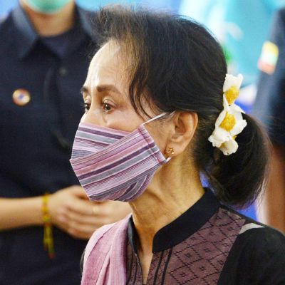 Kasvomaskiin pukeutunut Aung San Suu Kyi.
