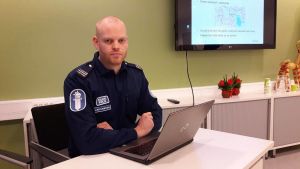 Magnus Jakobsson vid polisens presskonferens. Magnus Jakobsson vid polisen i Jakobstad.