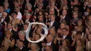 Publiken i salen under prissceremonierna under Nobelfesten, med en ring runt Agnes Nobel