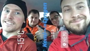 (fr.v.) Mikael Sten, André Stenfors, Niklas Nyman och Kristoffer Wiik i bilen på väg mot en vecka av isklättring i Norge. Fyra manliga bergsklättrare sitter i en bild och tittar in i kameran.